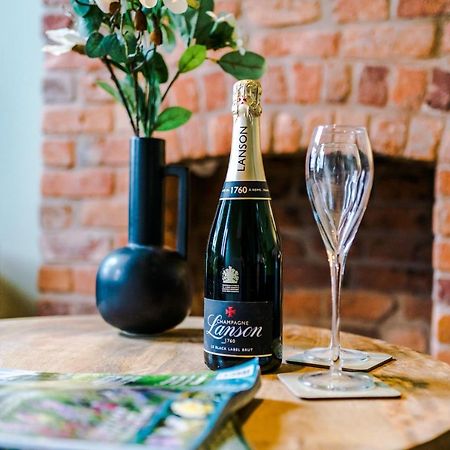 New! Gorgeous 2-Bed Home In Chester City Centre By 53 Degrees Property - Incredible Location, Ideal For Small Groups - Sleeps 6! Екстер'єр фото